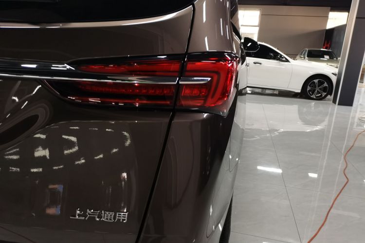 别克GL8 2023款 改款 陆上公务舱 豪华型车身外观9