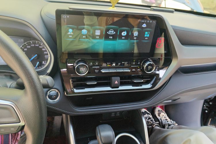 丰田 汉兰达 2022款 双擎 2.5L 四驱精英版 7座中控内饰16