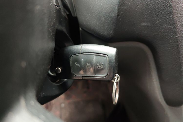 福特 福克斯 2013款 两厢经典 1.8L 手动基本型中控内饰11