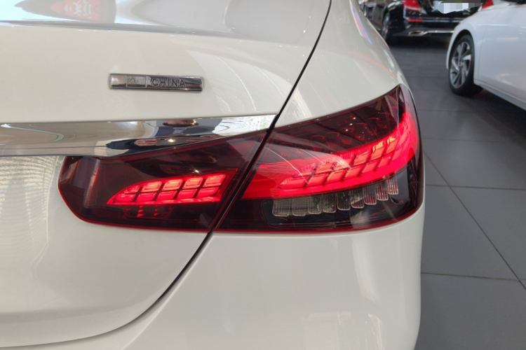 奔驰E级 2021款 E 260 L 运动型车身外观9