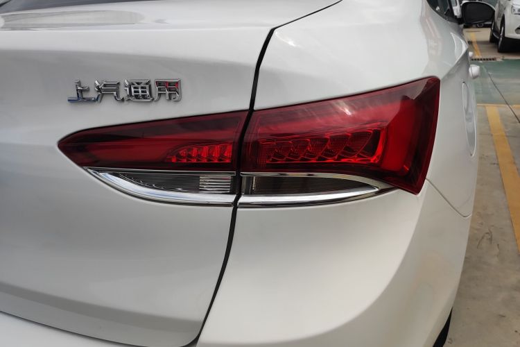 别克 英朗 2021款 改款 典范 1.5L 自动精英型车身外观9