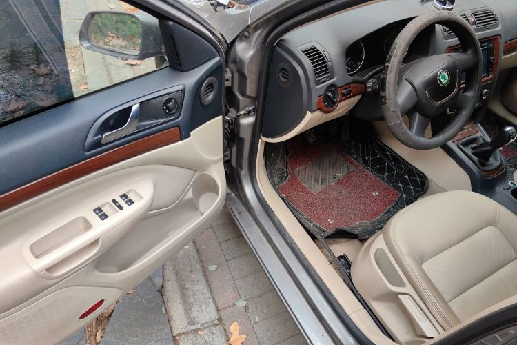 斯柯达 明锐 2012款 1.6L 手动逸俊版中控内饰7003