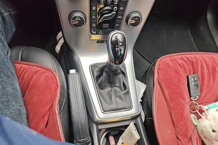 沃尔沃V40 2017款 T3 智雅版中控内饰18