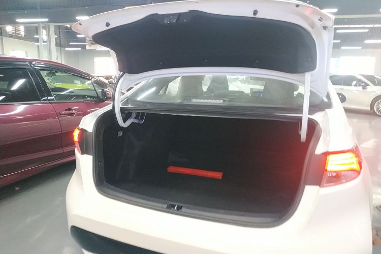 丰田 雷凌 2022款 双擎 1.8H E-CVT豪华版机舱底盘23