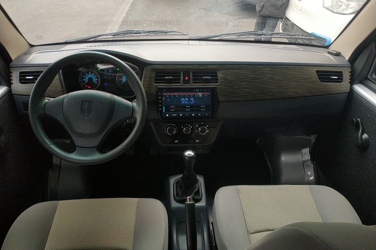 金杯 小海狮X30 2023款 1.5L 超享型客车5/6/7座无空调版SWC15M中控内饰12