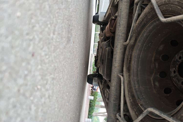 上汽大通MAXUS 新途V80 2017款 2.5T 5挡手动傲运通国IV短轴超低顶5/6/10座局部细节9009