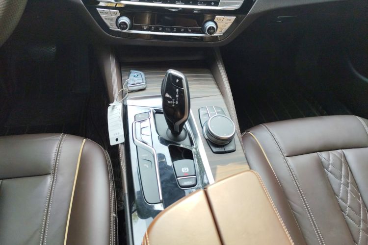 宝马5系新能源 2020款 里程升级版 530Le 豪华套装中控内饰18