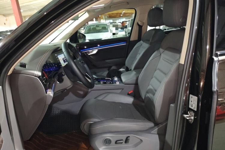 大众 途锐 2022款 3.0TSI 锐享版 曜黑运动套装中控内饰19