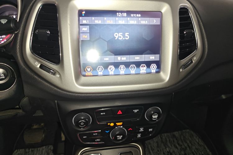 Jeep 指南者 2019款 220T 自动悦享版局部细节16