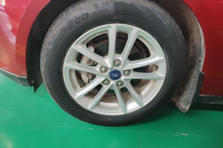 福特 福克斯 2017款 两厢 1.6L 自动风尚型智行版车身外观35