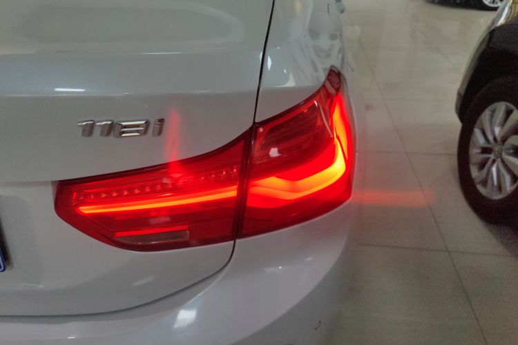 宝马1系 2018款 118i 运动型车身外观6006