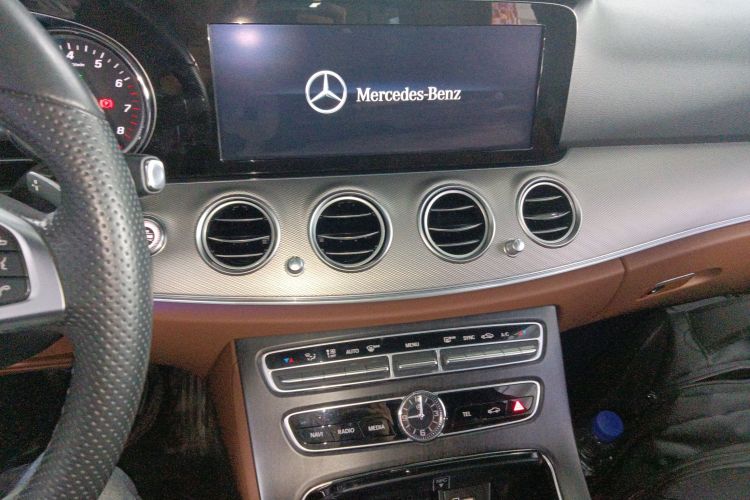 奔驰E级 2017款 E 200 运动型 4MATIC中控内饰16