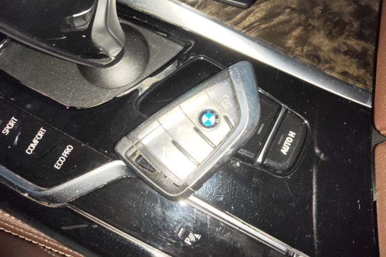 宝马5系 2022款 改款 525Li 豪华套装中控内饰7001