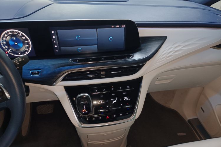 别克GL8 2020款 Avenir艾维亚 四座尊礼版中控内饰16