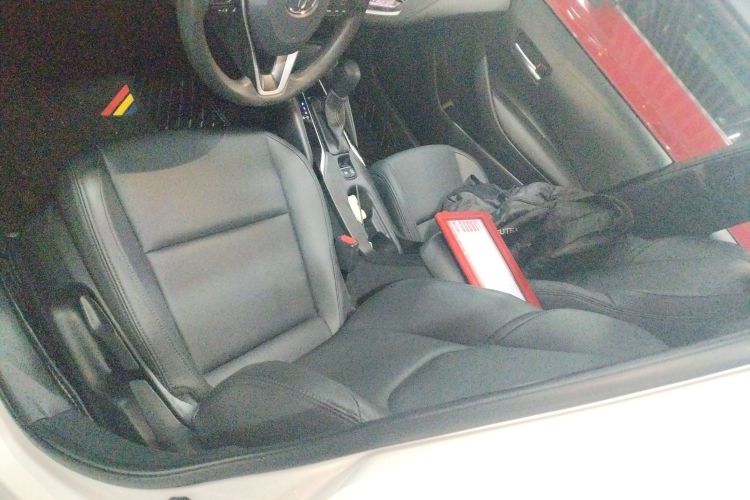 丰田 雷凌 2023款 智能电混双擎 1.8L 豪华版局部细节19