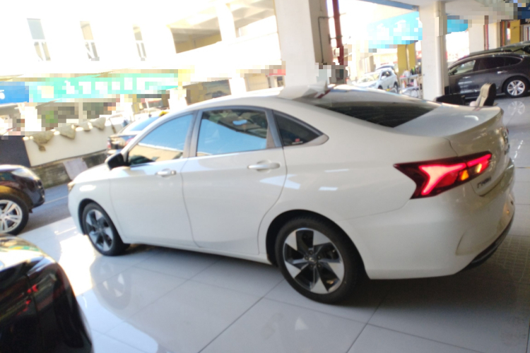 广汽传祺 传祺GA4 2018款 200T 自动尊享版车身外观4