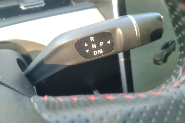 哪吒汽车 哪吒V 2022款 潮 300 Lite 磷酸铁锂中控内饰18