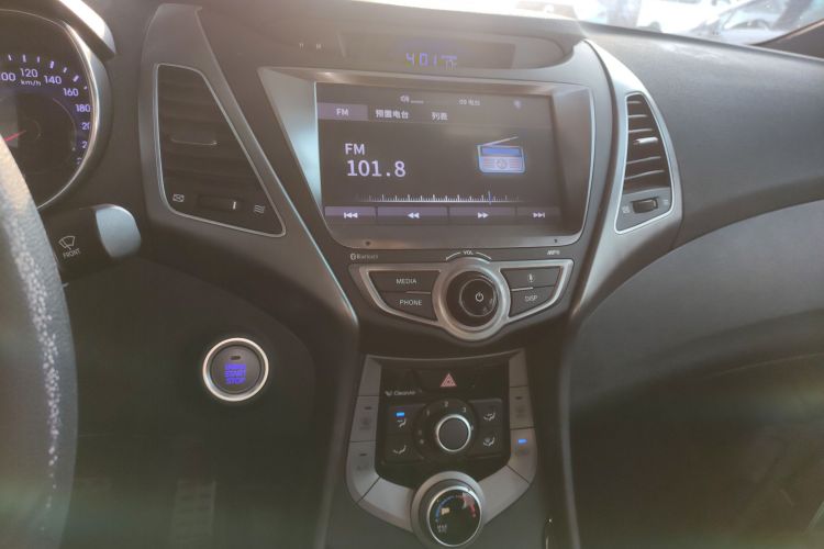 现代 朗动 2016款 1.6L 自动尊贵型中控内饰16