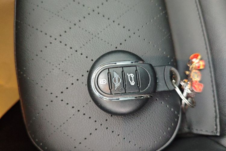 MINI 2023款 2.0T COOPER S 艺术家 五门版中控内饰11