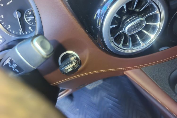 奔驰 威霆 2020款 2.0T 精英版 7座中控内饰11