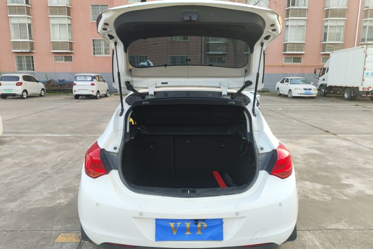 别克 英朗 2014款 XT 1.6L 自动时尚版机舱底盘23