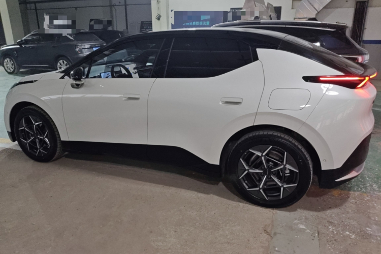 领克Z20 2025款 530km 后驱Pro车身外观4