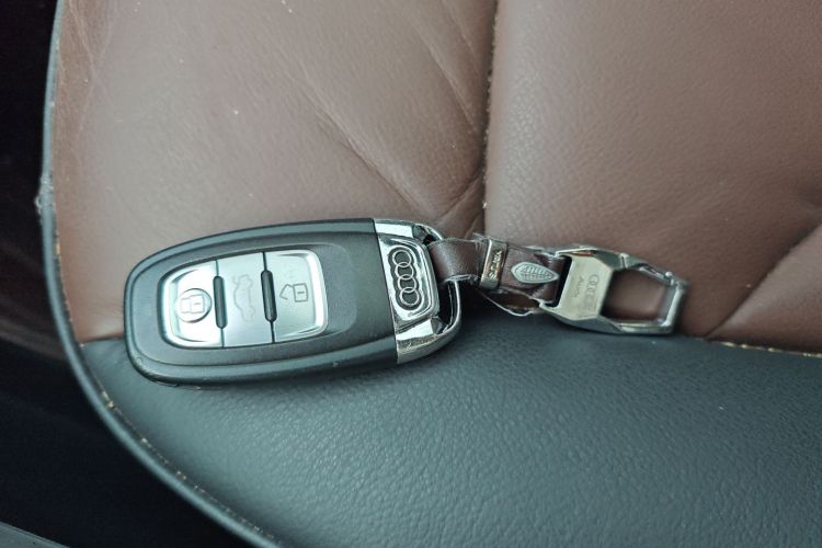 奥迪Q5 2018款 典藏版 40 TFSI 进取型中控内饰11