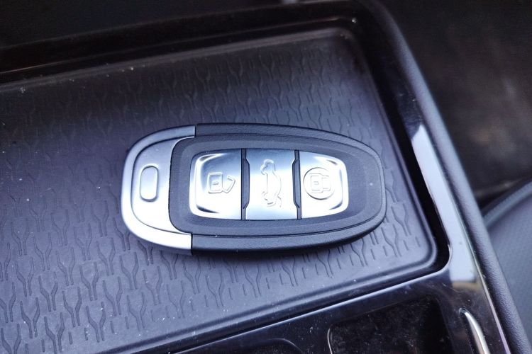 红旗E-QM5 2023款 改款 基础出行版中控内饰7001