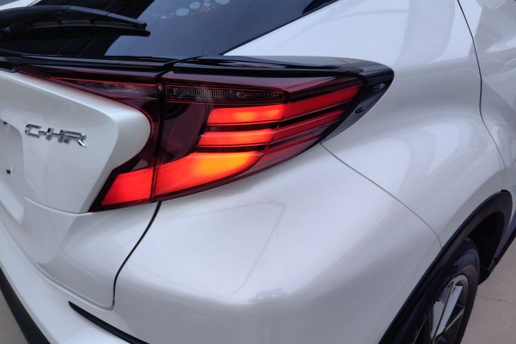 丰田C-HR 2021款 2.0L 豪华版车身外观9