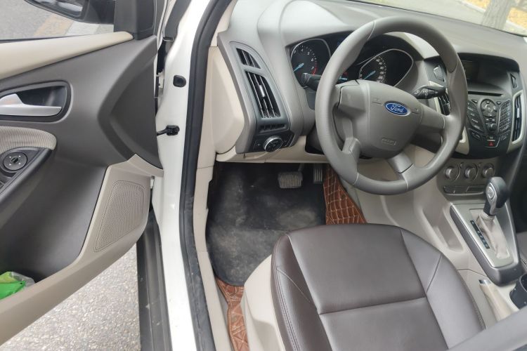 福特 福克斯 2012款 三厢 1.6L 自动舒适型中控内饰7003