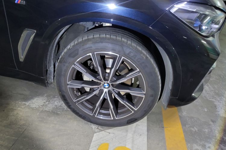 宝马X5 2022款 xDrive 30Li 尊享型M运动套装车身外观10