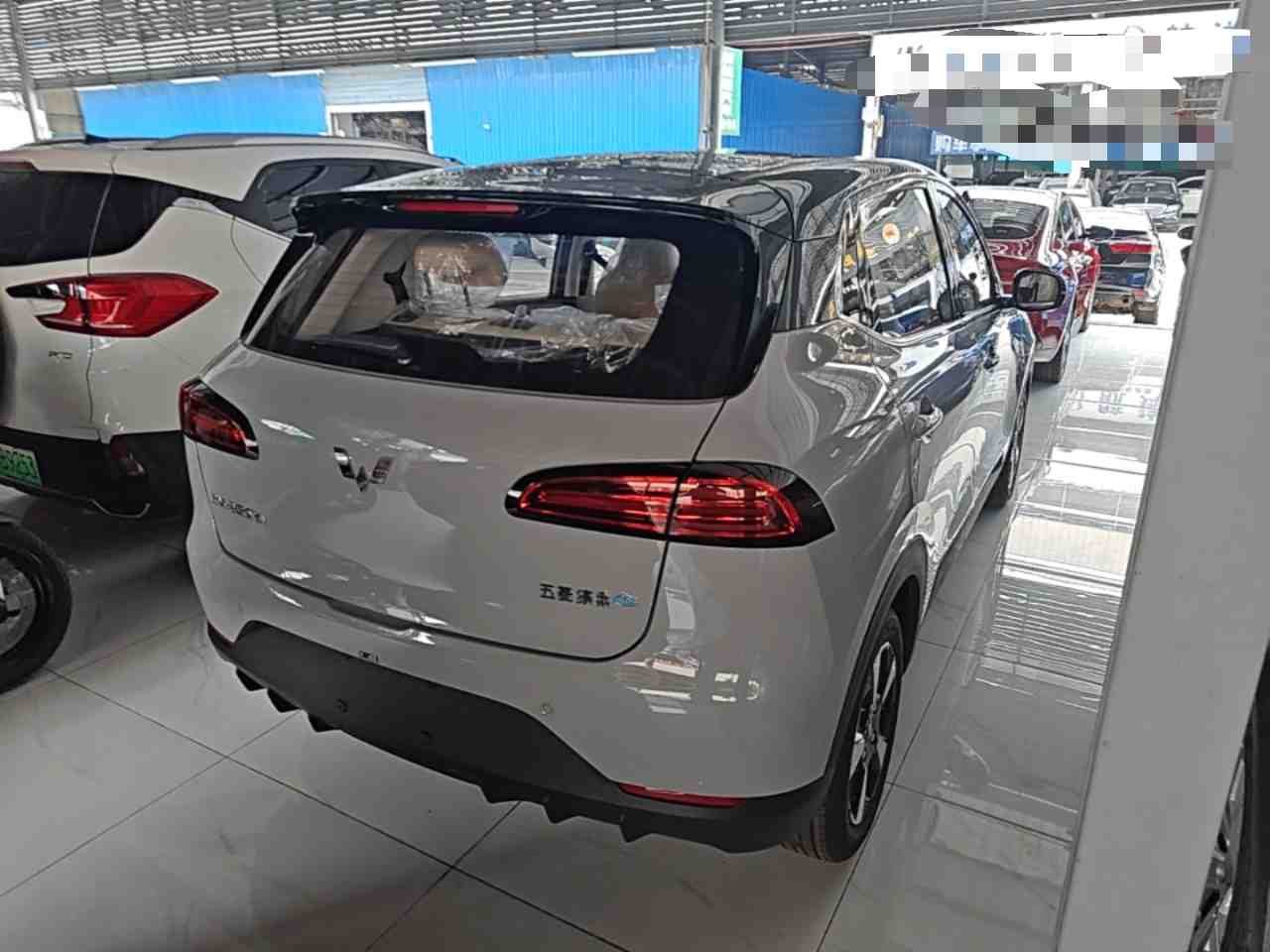 车辆右后45度外观展示