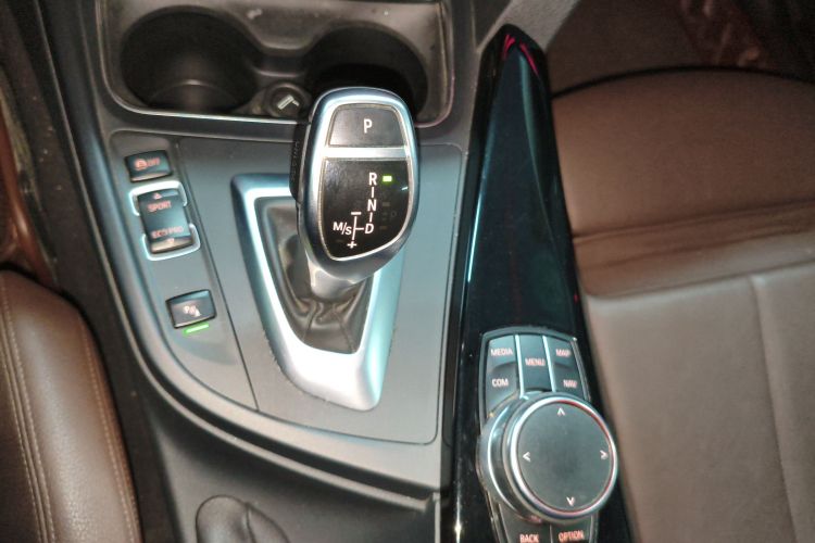 宝马3系 2018款 320Li 领先型M运动套装中控内饰18