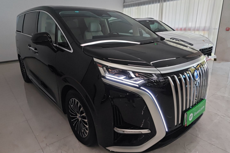 腾势D9 2024款 EV 600 四驱旗舰型车身外观3