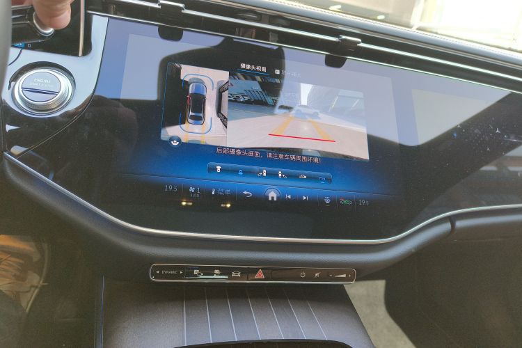 奔驰E级新能源 2024款 E 350 e L 插电式混合动力轿车中控内饰16