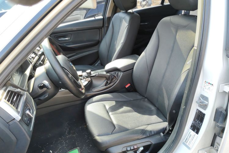 宝马3系 2016款 316i 时尚型中控内饰19