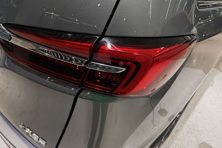 别克GL8 2023款 陆上公务舱 舒适型车身外观9