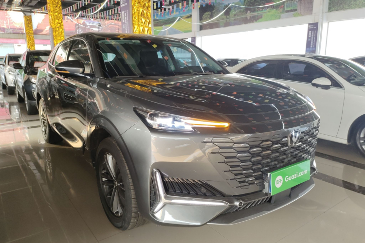 长安UNI-K 2023款 2.0T 两驱悦尚型车身外观3