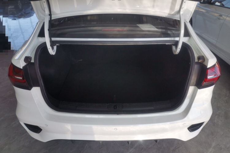 荣威i5 2021款 1.5L CVT铂金版机舱底盘23