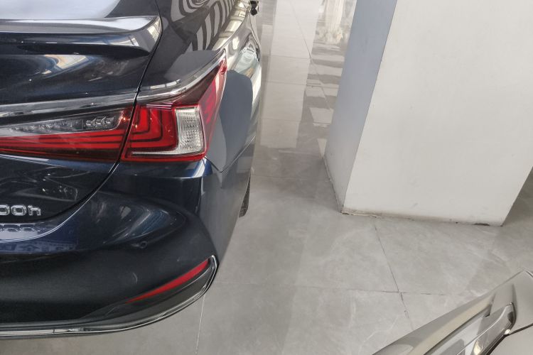 雷克萨斯ES 2020款 300h 行政版车身外观9