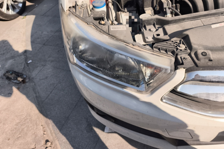 雪铁龙 世嘉 2013款 三厢 2.0L 自动品悦型车身外观8