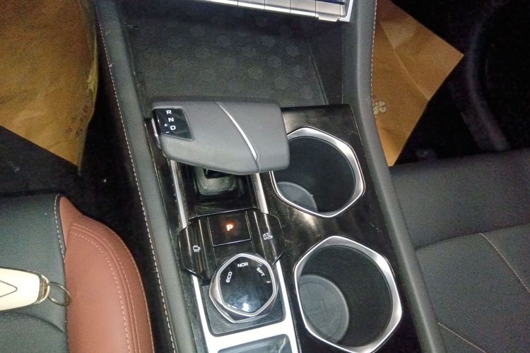 长安 逸动 2023款 畅享版 PLUS 蓝鲸NE 1.4T GDI DCT尊贵版中控内饰18