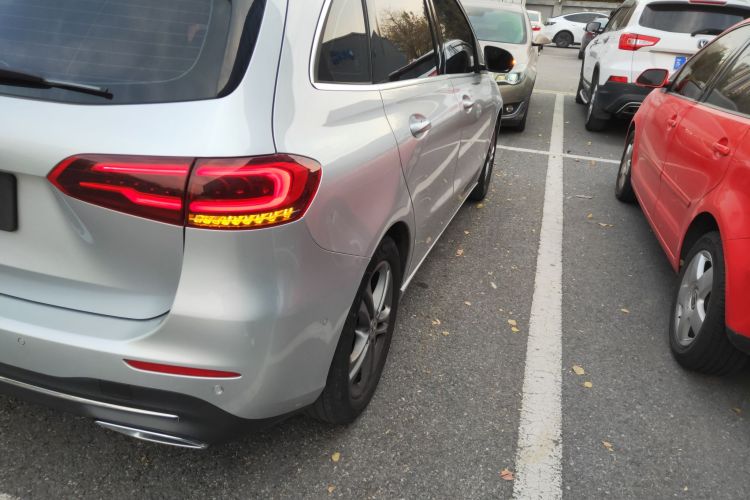 奔驰B级 2020款 B 200 动感型车身外观9