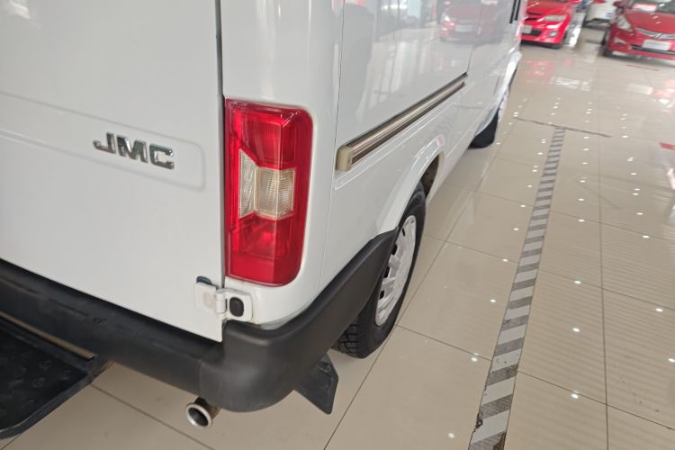 江铃 特顺 2019款 2.8T商运型短轴中顶6座国VI JX493车身外观9