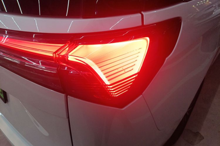 别克GL8新能源 2025款 陆尚 尊享版 7座车身外观9