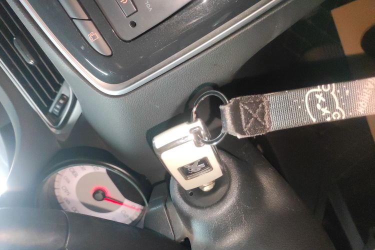 标致308 2014款 乐享版 经典 1.6L 手动风尚型中控内饰7001