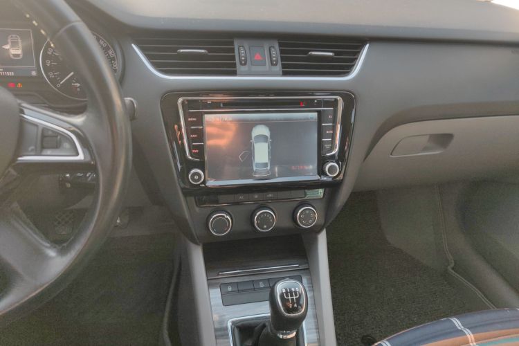 斯柯达 明锐 2015款 1.6L 手动逸俊版中控内饰16