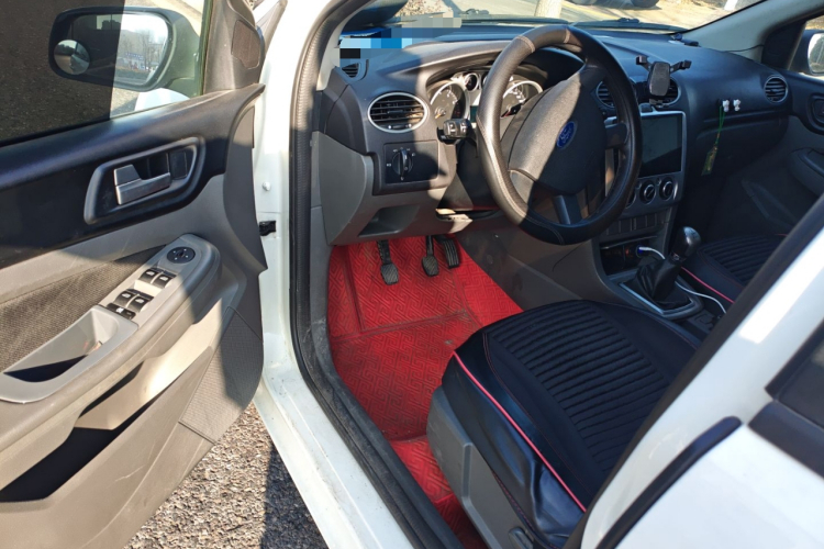 福特 福克斯 2013款 两厢经典 1.8L 手动基本型中控内饰20