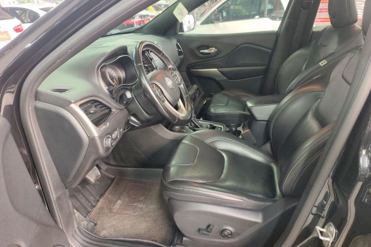 Jeep 自由光 2021款 2.0T 四驱80周年纪念版局部细节19