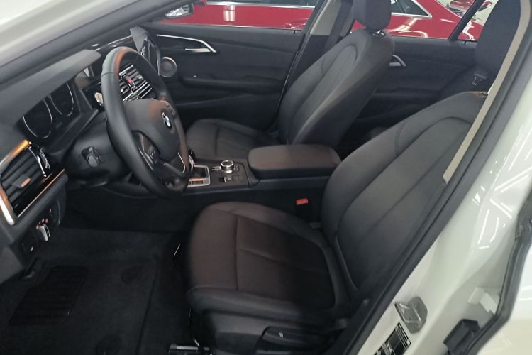 宝马1系 2023款 120i M运动版中控内饰19